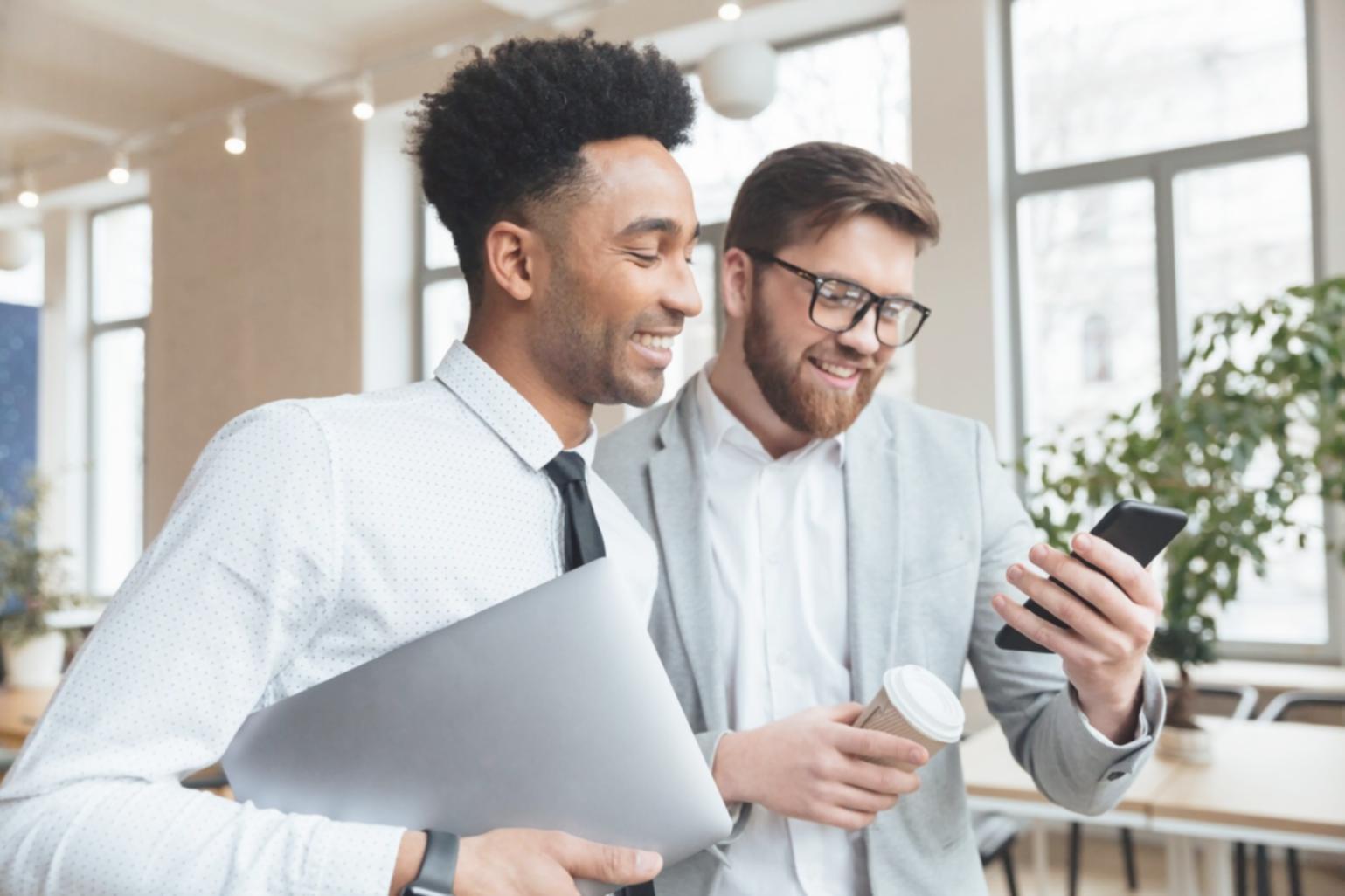 Profesionales trabajando en equipo en sesión de aprendizaje colaborativo